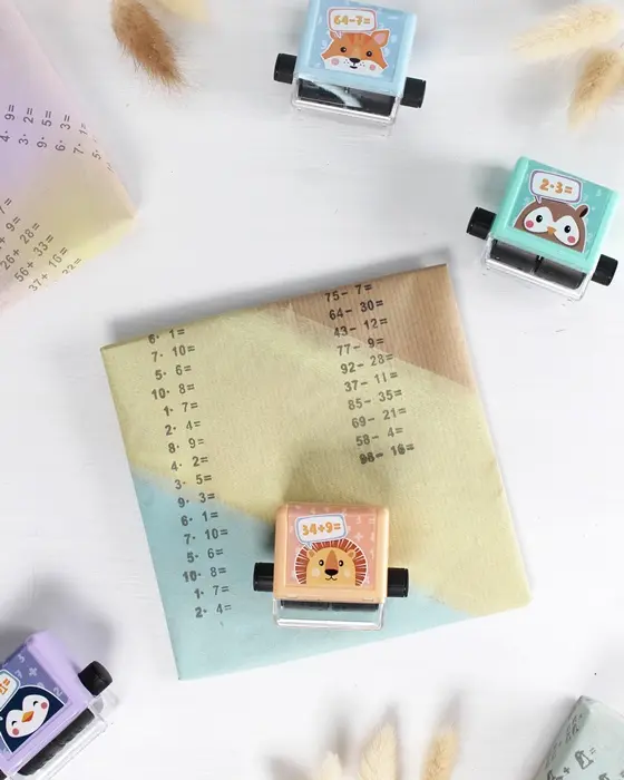 Die Einschulung steht vor der Tür und das perfekte Geschenk liegt bereit? Dann fehlt jetzt nur noch die passende Hülle! Wenn du eine Geschenkverpackung zur Einschulung basteln möchtest, die garantiert für leuchtende Augen sorgt, bist du hier genau richtig. Ich zeige dir, wie du einfaches Geschenkpapier aufpeppen oder aus ein paar Materialien eine ausgefallene Geschenkverpackung zur Einschulung basteln kannst. Geschenkverpackung zur Einschulung basteln: 3 kreative DIY-Ideen - geschenkpapier einschulung basteln rechenrally 1