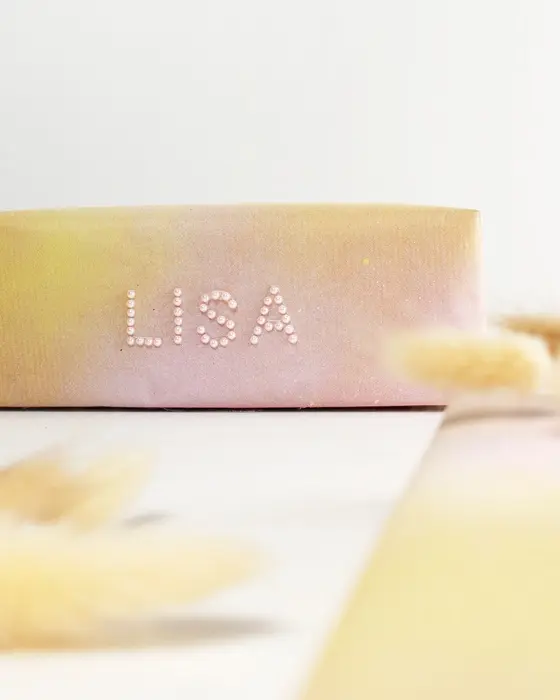 Die Einschulung steht vor der Tür und das perfekte Geschenk liegt bereit? Dann fehlt jetzt nur noch die passende Hülle! Wenn du eine Geschenkverpackung zur Einschulung basteln möchtest, die garantiert für leuchtende Augen sorgt, bist du hier genau richtig. Ich zeige dir, wie du einfaches Geschenkpapier aufpeppen oder aus ein paar Materialien eine ausgefallene Geschenkverpackung zur Einschulung basteln kannst. Geschenkverpackung zur Einschulung basteln: 3 kreative DIY-Ideen - geschenkverpackung einschulung basteln buchstabensticker 1