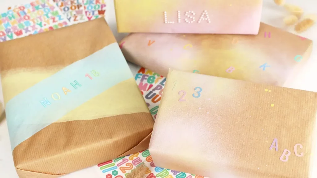 Die Einschulung steht vor der Tür und das perfekte Geschenk liegt bereit? Dann fehlt jetzt nur noch die passende Hülle! Wenn du eine Geschenkverpackung zur Einschulung basteln möchtest, die garantiert für leuchtende Augen sorgt, bist du hier genau richtig. Ich zeige dir, wie du einfaches Geschenkpapier aufpeppen oder aus ein paar Materialien eine ausgefallene Geschenkverpackung zur Einschulung basteln kannst. Geschenkverpackung zur Einschulung basteln: 3 kreative DIY-Ideen - geschenkverpackung einschulung basteln buchstabensticker 10