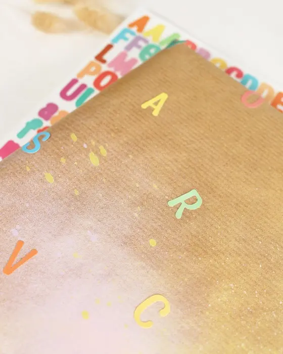 Die Einschulung steht vor der Tür und das perfekte Geschenk liegt bereit? Dann fehlt jetzt nur noch die passende Hülle! Wenn du eine Geschenkverpackung zur Einschulung basteln möchtest, die garantiert für leuchtende Augen sorgt, bist du hier genau richtig. Ich zeige dir, wie du einfaches Geschenkpapier aufpeppen oder aus ein paar Materialien eine ausgefallene Geschenkverpackung zur Einschulung basteln kannst. Geschenkverpackung zur Einschulung basteln: 3 kreative DIY-Ideen - geschenkverpackung einschulung basteln buchstabensticker 3