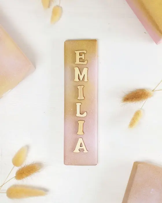 Die Einschulung steht vor der Tür und das perfekte Geschenk liegt bereit? Dann fehlt jetzt nur noch die passende Hülle! Wenn du eine Geschenkverpackung zur Einschulung basteln möchtest, die garantiert für leuchtende Augen sorgt, bist du hier genau richtig. Ich zeige dir, wie du einfaches Geschenkpapier aufpeppen oder aus ein paar Materialien eine ausgefallene Geschenkverpackung zur Einschulung basteln kannst. Geschenkverpackung zur Einschulung basteln: 3 kreative DIY-Ideen - geschenkverpackung einschulung basteln holzbuchstaben 1