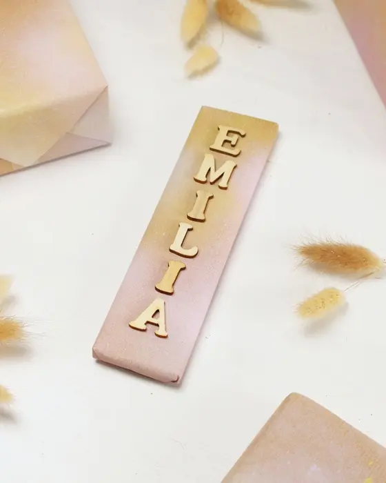 Die Einschulung steht vor der Tür und das perfekte Geschenk liegt bereit? Dann fehlt jetzt nur noch die passende Hülle! Wenn du eine Geschenkverpackung zur Einschulung basteln möchtest, die garantiert für leuchtende Augen sorgt, bist du hier genau richtig. Ich zeige dir, wie du einfaches Geschenkpapier aufpeppen oder aus ein paar Materialien eine ausgefallene Geschenkverpackung zur Einschulung basteln kannst. Geschenkverpackung zur Einschulung basteln - Geschenkpapier bunt und mit Holzbuchstaben gestalten