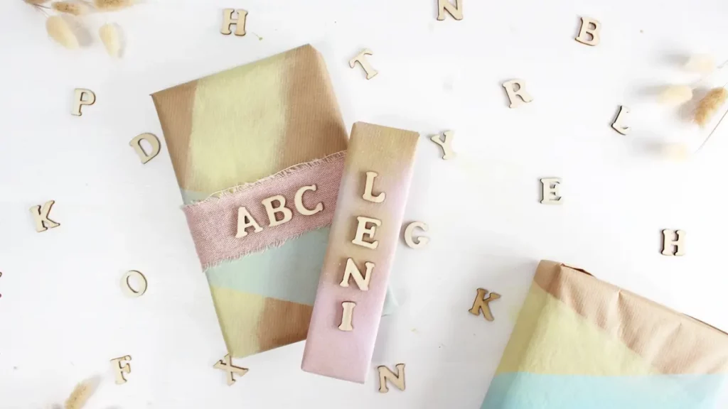 Die Einschulung steht vor der Tür und das perfekte Geschenk liegt bereit? Dann fehlt jetzt nur noch die passende Hülle! Wenn du eine Geschenkverpackung zur Einschulung basteln möchtest, die garantiert für leuchtende Augen sorgt, bist du hier genau richtig. Ich zeige dir, wie du einfaches Geschenkpapier aufpeppen oder aus ein paar Materialien eine ausgefallene Geschenkverpackung zur Einschulung basteln kannst. Geschenkverpackung zur Einschulung basteln: 3 kreative DIY-Ideen - geschenkverpackung einschulung basteln holzbuchstaben 4