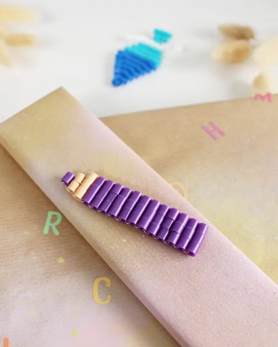 Die Einschulung steht vor der Tür und das perfekte Geschenk liegt bereit? Dann fehlt jetzt nur noch die passende Hülle! Wenn du eine Geschenkverpackung zur Einschulung basteln möchtest, die garantiert für leuchtende Augen sorgt, bist du hier genau richtig. Ich zeige dir, wie du einfaches Geschenkpapier aufpeppen oder aus ein paar Materialien eine ausgefallene Geschenkverpackung zur Einschulung basteln kannst. Geschenkverpackung zur Einschulung basteln: 3 kreative DIY-Ideen - geschenkverpackung einschulung bastlen 4