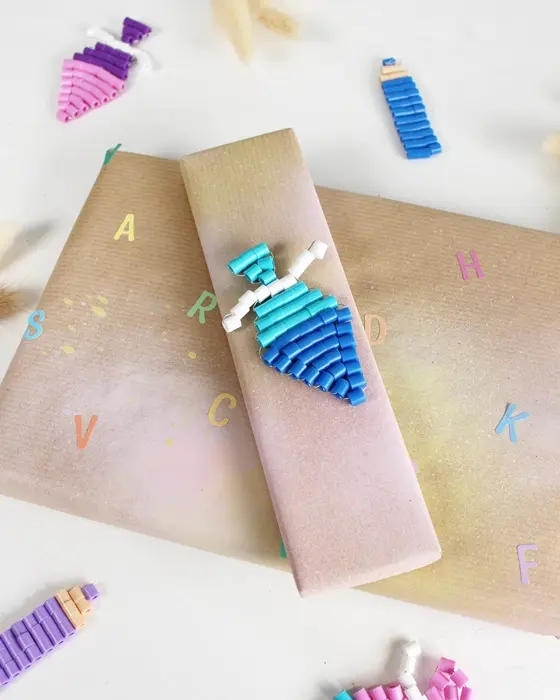 Die Einschulung steht vor der Tür und das perfekte Geschenk liegt bereit? Dann fehlt jetzt nur noch die passende Hülle! Wenn du eine Geschenkverpackung zur Einschulung basteln möchtest, die garantiert für leuchtende Augen sorgt, bist du hier genau richtig. Ich zeige dir, wie du einfaches Geschenkpapier aufpeppen oder aus ein paar Materialien eine ausgefallene Geschenkverpackung zur Einschulung basteln kannst. Geschenkverpackung zur Einschulung basteln: 3 kreative DIY-Ideen - geschenkverpackung einschulung bastlen 5
