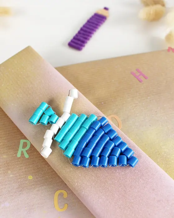 Die Einschulung steht vor der Tür und das perfekte Geschenk liegt bereit? Dann fehlt jetzt nur noch die passende Hülle! Wenn du eine Geschenkverpackung zur Einschulung basteln möchtest, die garantiert für leuchtende Augen sorgt, bist du hier genau richtig. Ich zeige dir, wie du einfaches Geschenkpapier aufpeppen oder aus ein paar Materialien eine ausgefallene Geschenkverpackung zur Einschulung basteln kannst. Geschenkverpackung zur Einschulung basteln: 3 kreative DIY-Ideen - geschenkverpackung einschulung bastlen 6