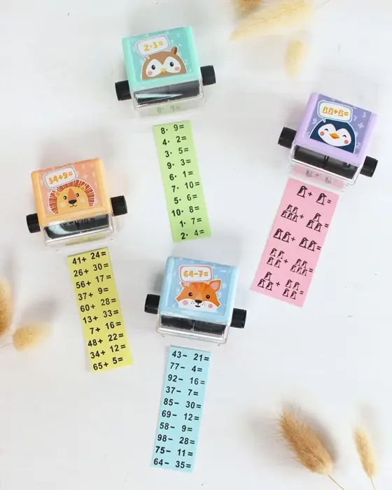 Die Einschulung steht vor der Tür und das perfekte Geschenk liegt bereit? Dann fehlt jetzt nur noch die passende Hülle! Wenn du eine Geschenkverpackung zur Einschulung basteln möchtest, die garantiert für leuchtende Augen sorgt, bist du hier genau richtig. Ich zeige dir, wie du einfaches Geschenkpapier aufpeppen oder aus ein paar Materialien eine ausgefallene Geschenkverpackung zur Einschulung basteln kannst. Geschenkverpackung zur Einschulung basteln: 3 kreative DIY-Ideen - math roller trodat 1
