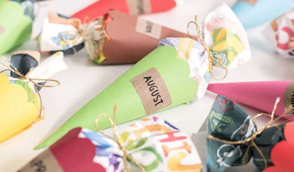 Die Einschulung steht vor der Tür und das perfekte Geschenk liegt bereit? Dann fehlt jetzt nur noch die passende Hülle! Wenn du eine Geschenkverpackung zur Einschulung basteln möchtest, die garantiert für leuchtende Augen sorgt, bist du hier genau richtig. Ich zeige dir, wie du einfaches Geschenkpapier aufpeppen oder aus ein paar Materialien eine ausgefallene Geschenkverpackung zur Einschulung basteln kannst. Geschenkverpackung zur Einschulung basteln: 3 kreative DIY-Ideen - mini schultuete mit servietten basteln lieblingsgeschenk
