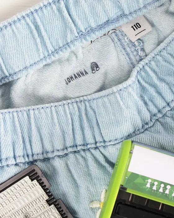 Die Einschulung steht vor der Tür und das perfekte Geschenk liegt bereit? Dann fehlt jetzt nur noch die passende Hülle! Wenn du eine Geschenkverpackung zur Einschulung basteln möchtest, die garantiert für leuchtende Augen sorgt, bist du hier genau richtig. Ich zeige dir, wie du einfaches Geschenkpapier aufpeppen oder aus ein paar Materialien eine ausgefallene Geschenkverpackung zur Einschulung basteln kannst. Deine Dinge Stempel von Trodat