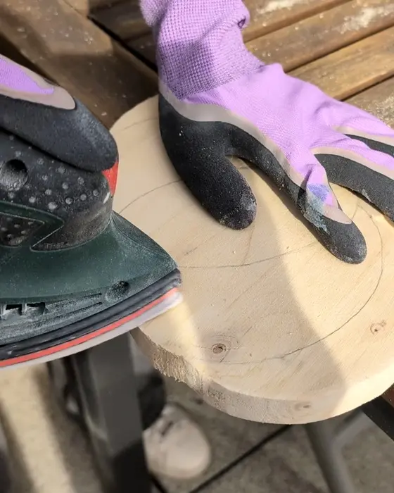 Die Tage werden kürzer und das Wetter ungemütlicher. Die perfekte Zeit, um es sich drinnen gemütlicher zu machen. Ich zeige dir, wie du ganz einfach einen Kürbis aus Holz selber machen kannst, der durch die Bohrungen für eine stimmungsvolle Beleuchtung sorgt. Vielleicht hast du ja sogar noch Holzreste zuhause, die du für dieses kreative Projekt nutzen kannst. Gemütliche Herbstdeko basteln: Kürbis aus Holz selber machen - holzkuerbis basteln 2