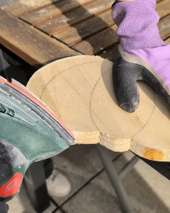 Die Tage werden kürzer und das Wetter ungemütlicher. Die perfekte Zeit, um es sich drinnen gemütlicher zu machen. Ich zeige dir, wie du ganz einfach einen Kürbis aus Holz selber machen kannst, der durch die Bohrungen für eine stimmungsvolle Beleuchtung sorgt. Vielleicht hast du ja sogar noch Holzreste zuhause, die du für dieses kreative Projekt nutzen kannst. Gemütliche Herbstdeko basteln: Kürbis aus Holz selber machen - holzkuerbis basteln 3