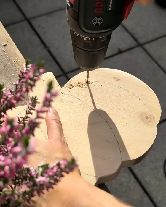Die Tage werden kürzer und das Wetter ungemütlicher. Die perfekte Zeit, um es sich drinnen gemütlicher zu machen. Ich zeige dir, wie du ganz einfach einen Kürbis aus Holz selber machen kannst, der durch die Bohrungen für eine stimmungsvolle Beleuchtung sorgt. Vielleicht hast du ja sogar noch Holzreste zuhause, die du für dieses kreative Projekt nutzen kannst. Gemütliche Herbstdeko basteln: Kürbis aus Holz selber machen - holzkuerbis basteln 5