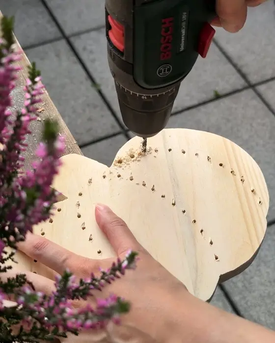 Die Tage werden kürzer und das Wetter ungemütlicher. Die perfekte Zeit, um es sich drinnen gemütlicher zu machen. Ich zeige dir, wie du ganz einfach einen Kürbis aus Holz selber machen kannst, der durch die Bohrungen für eine stimmungsvolle Beleuchtung sorgt. Vielleicht hast du ja sogar noch Holzreste zuhause, die du für dieses kreative Projekt nutzen kannst. Gemütliche Herbstdeko basteln: Kürbis aus Holz selber machen - holzkuerbis basteln 6