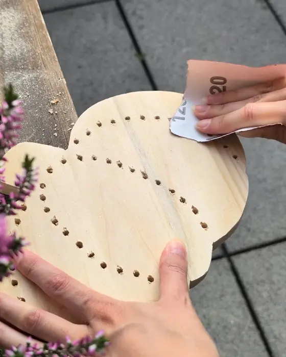 Die Tage werden kürzer und das Wetter ungemütlicher. Die perfekte Zeit, um es sich drinnen gemütlicher zu machen. Ich zeige dir, wie du ganz einfach einen Kürbis aus Holz selber machen kannst, der durch die Bohrungen für eine stimmungsvolle Beleuchtung sorgt. Vielleicht hast du ja sogar noch Holzreste zuhause, die du für dieses kreative Projekt nutzen kannst. Gemütliche Herbstdeko basteln: Kürbis aus Holz selber machen - holzkuerbis basteln 7
