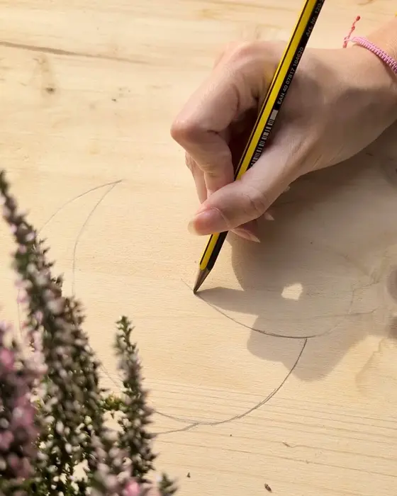 Die Tage werden kürzer und das Wetter ungemütlicher. Die perfekte Zeit, um es sich drinnen gemütlicher zu machen. Ich zeige dir, wie du ganz einfach einen Kürbis aus Holz selber machen kannst, der durch die Bohrungen für eine stimmungsvolle Beleuchtung sorgt. Vielleicht hast du ja sogar noch Holzreste zuhause, die du für dieses kreative Projekt nutzen kannst. Gemütliche Herbstdeko basteln: Kürbis aus Holz selber machen - kuerbis aus holz selber machen 4