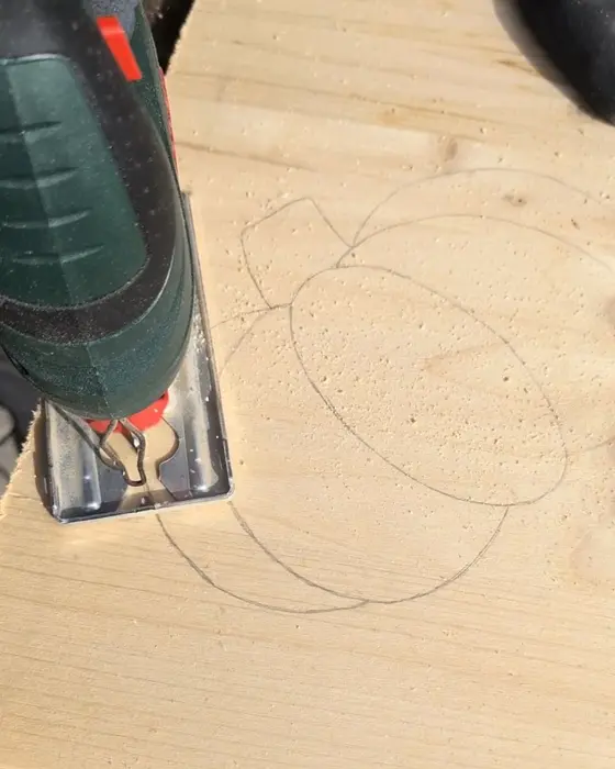 Die Tage werden kürzer und das Wetter ungemütlicher. Die perfekte Zeit, um es sich drinnen gemütlicher zu machen. Ich zeige dir, wie du ganz einfach einen Kürbis aus Holz selber machen kannst, der durch die Bohrungen für eine stimmungsvolle Beleuchtung sorgt. Vielleicht hast du ja sogar noch Holzreste zuhause, die du für dieses kreative Projekt nutzen kannst. Gemütliche Herbstdeko basteln: Kürbis aus Holz selber machen - kuerbis aus holz selber machen 5