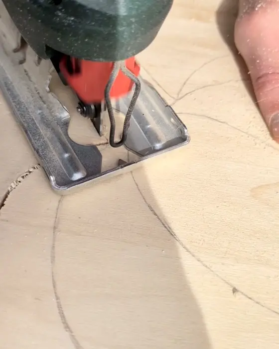 Die Tage werden kürzer und das Wetter ungemütlicher. Die perfekte Zeit, um es sich drinnen gemütlicher zu machen. Ich zeige dir, wie du ganz einfach einen Kürbis aus Holz selber machen kannst, der durch die Bohrungen für eine stimmungsvolle Beleuchtung sorgt. Vielleicht hast du ja sogar noch Holzreste zuhause, die du für dieses kreative Projekt nutzen kannst. Gemütliche Herbstdeko basteln: Kürbis aus Holz selber machen - kuerbis aus holz selber machen 6