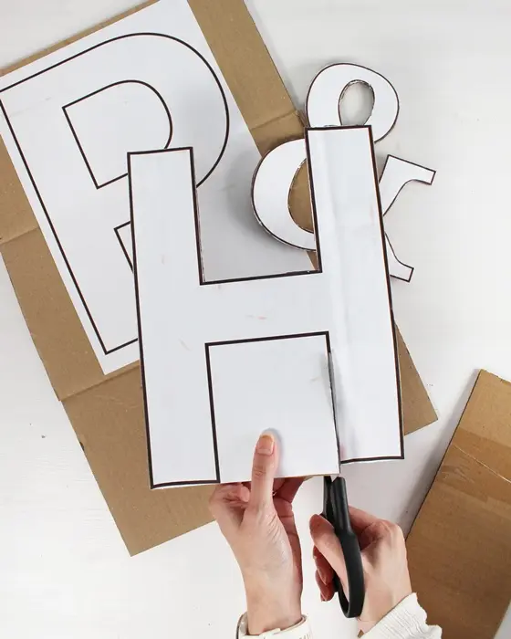 Du suchst nach einem funkelnden Highlight für die nächste Party, deine Hochzeit oder dein Zuhause? Ich zeige dir, wie du Buchstaben aus Pappe selber machen kannst und wie diese mit Spiegelmosaikfliesen in Disco Buchstaben verwandelt werden. Das Praktische ist, dass diese durch die Spiegelmosaikfliesen selbst im kleinen Format auffallen und mit etwas Luftpolsterfolie bekommen sie einen tollen 3D-Effekt, ohne dass du komplizierte 3D-Körper aus Karton basteln musst. 3D Disco Buchstaben aus Pappe selber machen: Spiegelmosaik DIY - 3D disco buchstaben basteln 1
