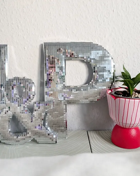 Du suchst nach einem funkelnden Highlight für die nächste Party, deine Hochzeit oder dein Zuhause? Ich zeige dir, wie du Buchstaben aus Pappe selber machen kannst und wie diese mit Spiegelmosaikfliesen in Disco Buchstaben verwandelt werden. Das Praktische ist, dass diese durch die Spiegelmosaikfliesen selbst im kleinen Format auffallen und mit etwas Luftpolsterfolie bekommen sie einen tollen 3D-Effekt, ohne dass du komplizierte 3D-Körper aus Karton basteln musst. 3D Disco Buchstaben aus Pappe selber machen: Spiegelmosaik DIY - 3D disco buchstaben basteln 14
