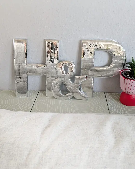 Du suchst nach einem funkelnden Highlight für die nächste Party, deine Hochzeit oder dein Zuhause? Ich zeige dir, wie du Buchstaben aus Pappe selber machen kannst und wie diese mit Spiegelmosaikfliesen in Disco Buchstaben verwandelt werden. Das Praktische ist, dass diese durch die Spiegelmosaikfliesen selbst im kleinen Format auffallen und mit etwas Luftpolsterfolie bekommen sie einen tollen 3D-Effekt, ohne dass du komplizierte 3D-Körper aus Karton basteln musst. 3D Disco Buchstaben aus Pappe selber machen: Spiegelmosaik DIY - 3D disco buchstaben basteln 16