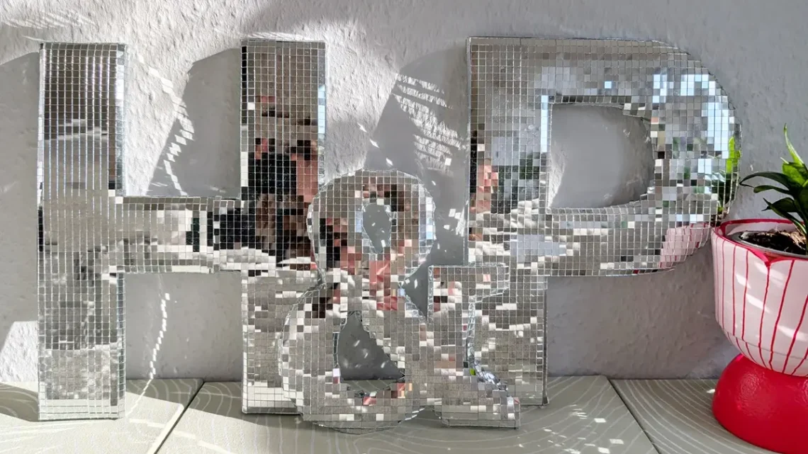 3D Disco Buchstaben aus Karton basteln | Tinkerhome - Einfache DIYs für dein Zuhause