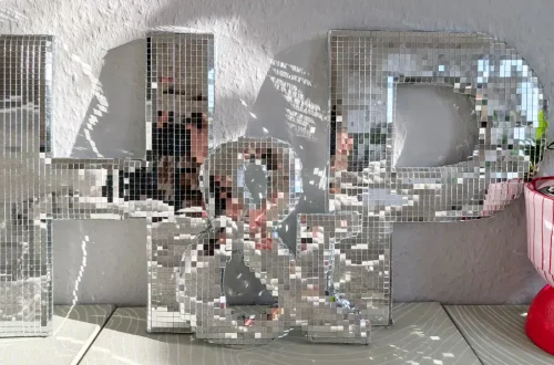 Du suchst nach einem funkelnden Highlight für die nächste Party, deine Hochzeit oder dein Zuhause? Ich zeige dir, wie du Buchstaben aus Pappe selber machen kannst und wie diese mit Spiegelmosaikfliesen in Disco Buchstaben verwandelt werden. Das Praktische ist, dass diese durch die Spiegelmosaikfliesen selbst im kleinen Format auffallen und mit etwas Luftpolsterfolie bekommen sie einen tollen 3D-Effekt, ohne dass du komplizierte 3D-Körper aus Karton basteln musst. 3D Disco Buchstaben aus Karton basteln | Tinkerhome - Einfache DIYs für dein Zuhause