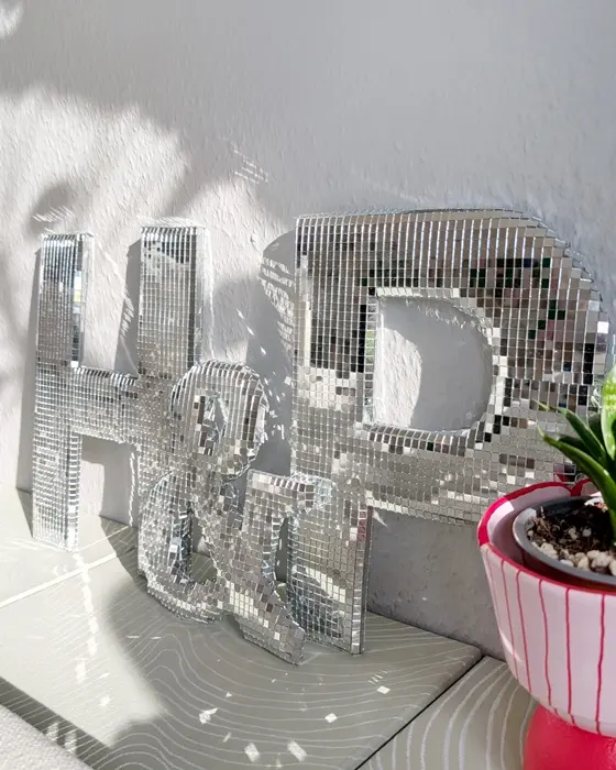 Du suchst nach einem funkelnden Highlight für die nächste Party, deine Hochzeit oder dein Zuhause? Ich zeige dir, wie du Buchstaben aus Pappe selber machen kannst und wie diese mit Spiegelmosaikfliesen in Disco Buchstaben verwandelt werden. Das Praktische ist, dass diese durch die Spiegelmosaikfliesen selbst im kleinen Format auffallen und mit etwas Luftpolsterfolie bekommen sie einen tollen 3D-Effekt, ohne dass du komplizierte 3D-Körper aus Karton basteln musst. 3D Disco Buchstaben aus Pappe selber machen | Tinkerhome - Einfache DIYs für dein Zuhause