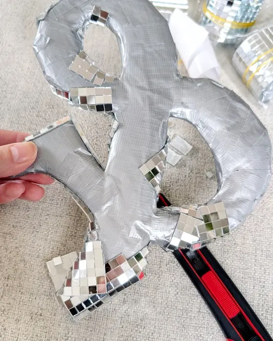 Du suchst nach einem funkelnden Highlight für die nächste Party, deine Hochzeit oder dein Zuhause? Ich zeige dir, wie du Buchstaben aus Pappe selber machen kannst und wie diese mit Spiegelmosaikfliesen in Disco Buchstaben verwandelt werden. Das Praktische ist, dass diese durch die Spiegelmosaikfliesen selbst im kleinen Format auffallen und mit etwas Luftpolsterfolie bekommen sie einen tollen 3D-Effekt, ohne dass du komplizierte 3D-Körper aus Karton basteln musst. 3D Disco Buchstaben aus Pappe selber machen: Spiegelmosaik DIY - 3D disco buchstaben basteln 19