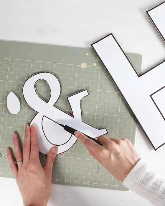 Du suchst nach einem funkelnden Highlight für die nächste Party, deine Hochzeit oder dein Zuhause? Ich zeige dir, wie du Buchstaben aus Pappe selber machen kannst und wie diese mit Spiegelmosaikfliesen in Disco Buchstaben verwandelt werden. Das Praktische ist, dass diese durch die Spiegelmosaikfliesen selbst im kleinen Format auffallen und mit etwas Luftpolsterfolie bekommen sie einen tollen 3D-Effekt, ohne dass du komplizierte 3D-Körper aus Karton basteln musst. 3D Disco Buchstaben aus Pappe selber machen: Spiegelmosaik DIY - 3D disco buchstaben basteln 2