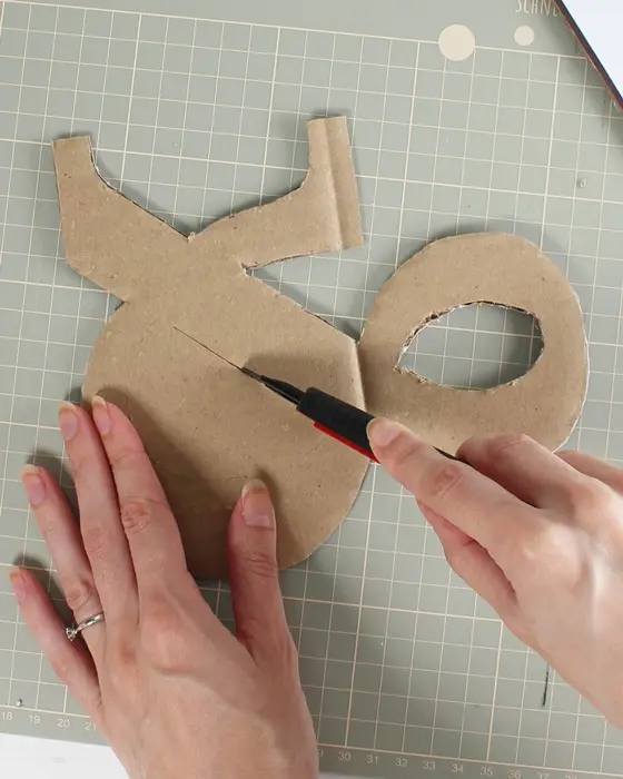Du suchst nach einem funkelnden Highlight für die nächste Party, deine Hochzeit oder dein Zuhause? Ich zeige dir, wie du Buchstaben aus Pappe selber machen kannst und wie diese mit Spiegelmosaikfliesen in Disco Buchstaben verwandelt werden. Das Praktische ist, dass diese durch die Spiegelmosaikfliesen selbst im kleinen Format auffallen und mit etwas Luftpolsterfolie bekommen sie einen tollen 3D-Effekt, ohne dass du komplizierte 3D-Körper aus Karton basteln musst. 3D Disco Buchstaben aus Pappe selber machen: Spiegelmosaik DIY - 3D disco buchstaben basteln 3