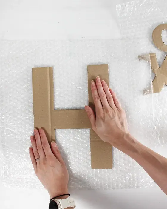 Du suchst nach einem funkelnden Highlight für die nächste Party, deine Hochzeit oder dein Zuhause? Ich zeige dir, wie du Buchstaben aus Pappe selber machen kannst und wie diese mit Spiegelmosaikfliesen in Disco Buchstaben verwandelt werden. Das Praktische ist, dass diese durch die Spiegelmosaikfliesen selbst im kleinen Format auffallen und mit etwas Luftpolsterfolie bekommen sie einen tollen 3D-Effekt, ohne dass du komplizierte 3D-Körper aus Karton basteln musst. 3D Disco Buchstaben aus Pappe selber machen: Spiegelmosaik DIY - 3D disco buchstaben basteln 5