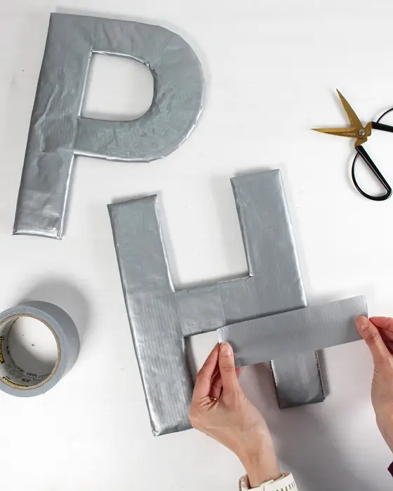 Du suchst nach einem funkelnden Highlight für die nächste Party, deine Hochzeit oder dein Zuhause? Ich zeige dir, wie du Buchstaben aus Pappe selber machen kannst und wie diese mit Spiegelmosaikfliesen in Disco Buchstaben verwandelt werden. Das Praktische ist, dass diese durch die Spiegelmosaikfliesen selbst im kleinen Format auffallen und mit etwas Luftpolsterfolie bekommen sie einen tollen 3D-Effekt, ohne dass du komplizierte 3D-Körper aus Karton basteln musst. 3D Disco Buchstaben aus Pappe selber machen: Spiegelmosaik DIY - 3D disco buchstaben basteln 7