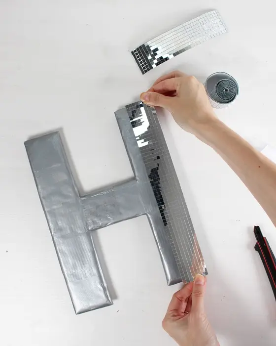 Du suchst nach einem funkelnden Highlight für die nächste Party, deine Hochzeit oder dein Zuhause? Ich zeige dir, wie du Buchstaben aus Pappe selber machen kannst und wie diese mit Spiegelmosaikfliesen in Disco Buchstaben verwandelt werden. Das Praktische ist, dass diese durch die Spiegelmosaikfliesen selbst im kleinen Format auffallen und mit etwas Luftpolsterfolie bekommen sie einen tollen 3D-Effekt, ohne dass du komplizierte 3D-Körper aus Karton basteln musst. 3D Disco Buchstaben aus Pappe selber machen: Spiegelmosaik DIY - 3D disco buchstaben basteln 8